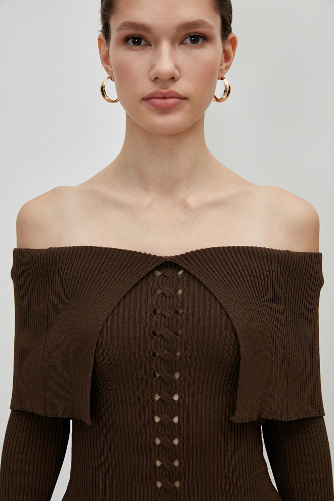 Топ с длинным рукавом и открытой линией плеч