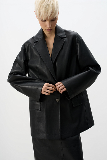 Однобортный жакет из экокожи