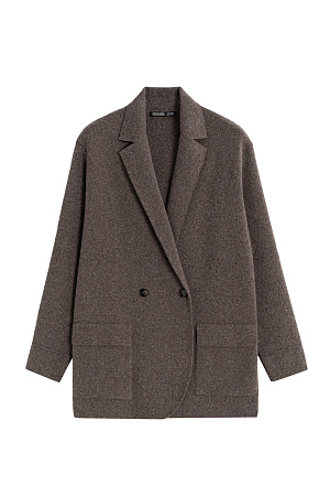 коричневый Трикотажный двубортный жакет из шерсти с добавлением вискозы и шелка. Модель прямого кроя, с лацканами, двумя накладными карманами и валиками на манжетах. Застежка на пуговицы. Без подкладки. 