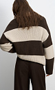 Трикотажный джемпер из шерсти в полоску. Модель свободного силуэта, со спущенной линией плеч, длинными рукавами, отложным воротничком контрастного цвета и V-образным вырезом горловины.