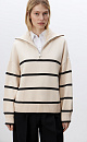 Трикотажный джемпер из 100% хлопка в полоску. Модель свободного силуэта со спущенной линией плеча и воротником-стойкой на молнии.