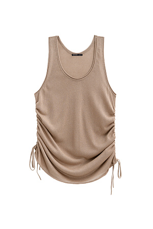 коричневый Трикотажная майка из вискозы. Модель свободного силуэта, без рукавов, на широких бретельках, с U-вырезом горловины и глубокой проймой. Кулиски по бокам изделия позволяют регулировать длину и создавать драпировку.