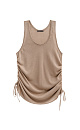 Трикотажная майка из вискозы. Модель свободного силуэта, без рукавов, на широких бретельках, с U-вырезом горловины и глубокой проймой. Кулиски по бокам изделия позволяют регулировать длину и создавать драпировку.