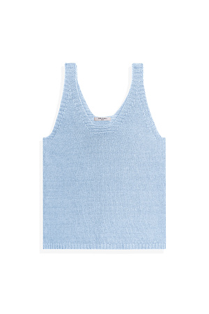 голубой Трикотажный топ из 100% льна. Модель прямого кроя, на широких бретелях, с глубокой проймой и U-образным вырезом горловины. Края изделия выполнены в рубчик.