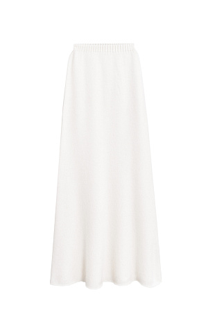 белый Трикотажная юбка длины макси из пуха лисы. Модель А-силуэта, с эластичным поясом на резинке и валиком по низу подола. Дополнить образ можно джемпером в таком же стиле.