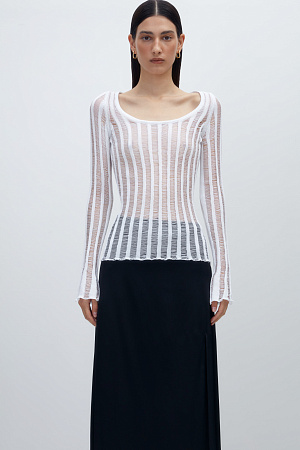 белый Трикотажный джемпер выполнен из полупрозрачного мерсеризованного хлопка, который является прочным, гипоаллергенным и имеет лучшие характеристики по сравнению с обычным хлопком. Он не подвержен деформации, не выцветает, при этом сохраняет мягкость и комфорт при ношении.