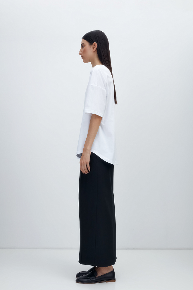 Футболка со спущенным плечом