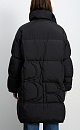 Длинный стеганый пуховик с капюшоном на кулиске. Модель свободного силуэта с воротником-стойкой, трикотажными манжетами и боковыми карманами. Застежка на молнию под планкой с брендированными пуговицами.