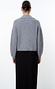 Трикотажный бомбер из смесовой шерсти. Модель свободного силуэта с накладными карманами и спущенной линией плеча. Застежка на пуговицы.