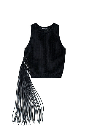черный Трикотажный ажурный топ из 100% хлопка. Модель прямого силуэта, без рукавов, с круглым вырезом горловины. Изделие декорировано длинной бахромой и люверсами.