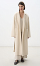 Классическое длинное пальто из шерсти и кашемира. Модель прямого кроя, с узкими лацканами, глубокими накладными карманами и высокими разрезами по бокам. Пояс в комплекте.<br />
При пошиве этого изделия была использована технология double face - на изделиях, сшитых по этой технологии, внутренняя сторона выглядит также аккуратно, как и внешняя.<br />
