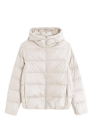 молочный Супертонкий и ультралёгкий пуховик с карманами и капюшоном, который складывается в чехол. Наполнитель натуральный пух 90% и перо 10%. Чехол в комплекте. Средний показатель водонепроницаемости, можно носить в сухую погоду или моросящий дождик.
