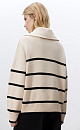 Трикотажный джемпер из 100% хлопка в полоску. Модель свободного силуэта со спущенной линией плеча и воротником-стойкой на молнии.