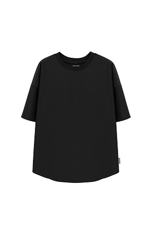 черный Oversize футболка из хлопка. Модель свободного силуэта со спущенной линией плеч, круглым вырезом горловины и арочным низом.