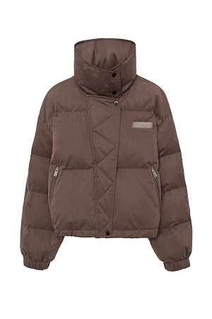 коричневый Утепленный пуховик с воротником-стойкой и капюшоном на молнии. Модель свободного силуэта с боковыми карманами, спущенным плечом и брендированным ярлыком на груди. Застежка на потайную молнию и кнопки. Наполнитель натуральный пух 90% перо 10%.