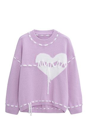 сиреневый Трикотажный джемпер из хлопка. Модель свободного кроя со спущенной линией плеча и круглым вырезом горловины. Изделие декорировано крупным вывязанным сердцем и контрастной белой строчкой, имитирующей ручные стежки.