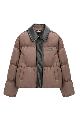 коричневый Стеганый пуховик с отложным воротником из экокожи. Модель свободного силуэта со спущенной линией плеч и боковыми карманами. Застежка на молнию и магнитные кнопки под вертикальной планкой из экокожи. Логотип на груди. Изделие выполнено на подкладке.