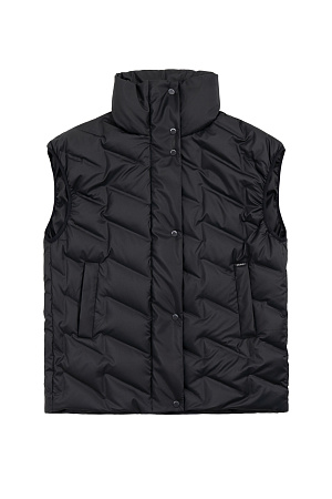 черный Объемный стеганый жилет на пуху. Модель прямого кроя, с воротником стойкой и боковыми карманами. Застежка на молнию и кнопки под планкой.