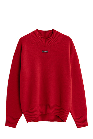 красный Объемный джемпер из шерсти с добавлением кашемира. Модель свободного силуэта, со спущенной линией плеч. Воротник выполнен изнаночными петлями в широкий рубчик. Манжеты рукавов и низ изделия - на резинке. Джемпер декорирован брендированным трикотажным ярлычком.