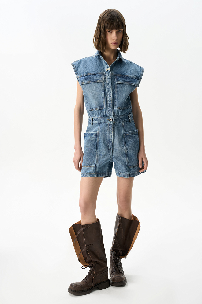 Джинсовый комбинезон с большими карманами