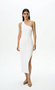 Трикотажное платье из вискозы длины миди. Модель приталенного силуэта, без рукавов, с широкой лямкой на одно плечо и разрезом сбоку.