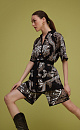 Принтованная кардиган-рубашка из 100% вискозы. Модель свободного кроя с поясом. Дополнить образ можно шортами и брюками в том же стиле.