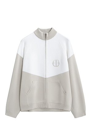 бежевый Трикотажный бомбер из вискозы с добавлением эластана. Модель прямого силуэта, с рукавом реглан, невысоким воротником-стойкой и боковыми карманами. Изделие декорировано брендированным жаккардом на груди. Застежка на молнию.