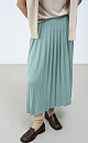 Трикотажная юбка плиссе из шерсти мериноса. Модель А-силуэта с широким эластичным поясом. Изделие без подкладки.