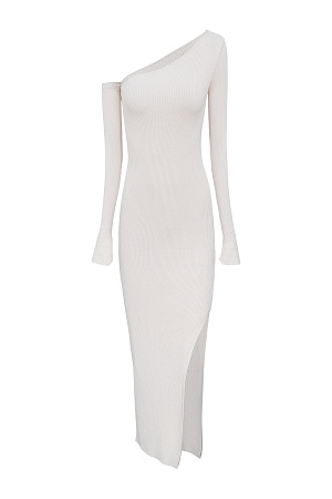 бежевый Трикотажное платье длины миди из вискозы в рубчик. Модель с асимметричным вырезом горловины, откытым плечом, длинными рукавами и разрезом сбоку.