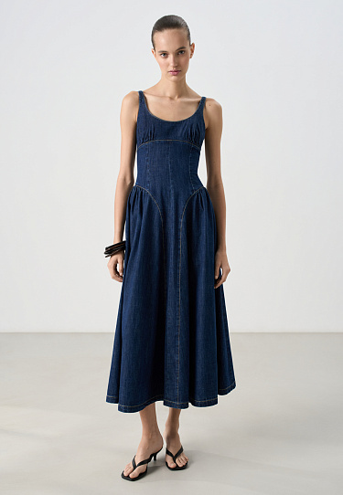 Джинсовое платье с акцентом на талии