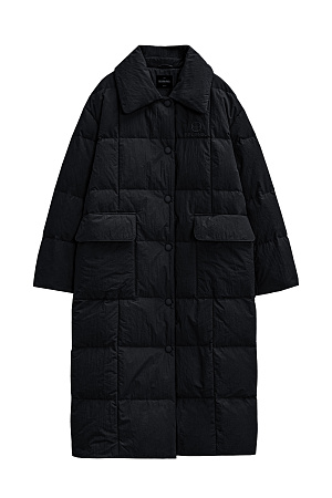 черный Длинный стеганый пуховик из текстурного нейлона. Модель с отложным воротником и боковыми карманами. Застежка на кнопки. Брендированный ярлык на груди. 