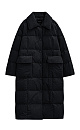 Длинный стеганый пуховик из текстурного нейлона. Модель с отложным воротником и боковыми карманами. Застежка на кнопки. Брендированный ярлык на груди. 