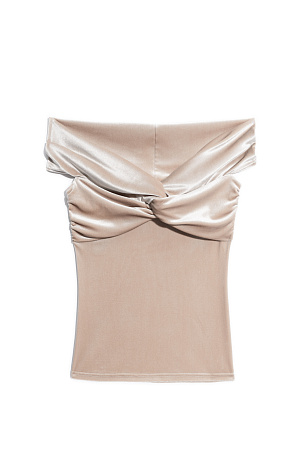 бежевый Бархатный топ из полиамида с добавлением вискозы. Модель приталенного силуэта, без рукавов, с открытой линией плеч. Изделие декорировано перекрутом на груди и драпировкой на лифе.