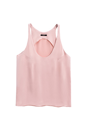 розовый Майка из атласной вискозы. Модель свободного силуэта на тонких бретельках и глубоким вырезом декольте.