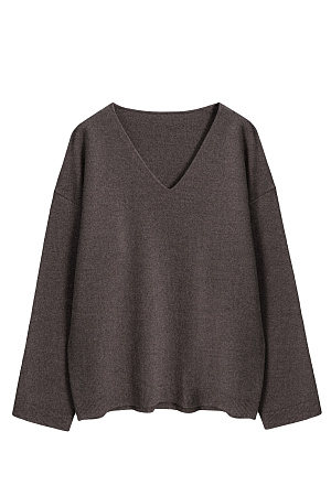 коричневый Трикотажный джемпер из шерсти с добавлением кашемира. Модель свободного силуэта со спущенной линией плеч и V-образным вырезом горловины. Манжеты рукавов и низ изделия выполнены в рубчик.