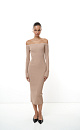 Трикотажное платье из вискозы с открытой линией плеч. Модель приталенного силуэта с разрезом сзади.