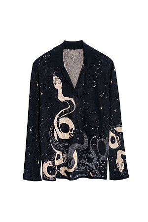 черный Трикотажный джемпер из вискозы с добавлением люрекса. Модель свободного силуэта с длинным рукавом, отложным воротником и V-образным вырезом. Изделие декорировано жаккардовым рисунком в виде переплетающихся змей. 