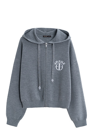 серый Трикотажный бомбер в спортивном стиле из шерсти с добавлением акрила. Модель свободного силуэта со спущенной линией плеча и капюшоном на кулиске. Низ изделия и манжеты рукавов выполнены на эластичной резинке. Изделие декорировано брендированным жаккардом на груди и шнурке. Застежка на молнию.