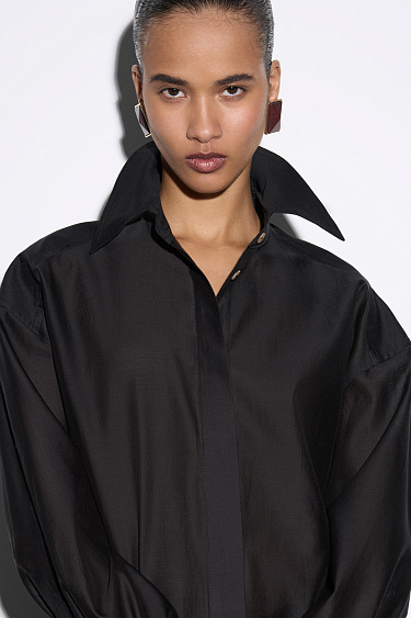 Рубашка из шелка с большими плечами