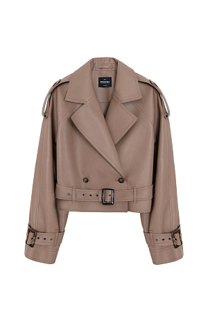 коричневый Двубортный жакет-косуха из двусторонней экокожи. Модель свободного силуэта со спущенным плечом и широкими лацканами. Изделие декорировано патами на плечах и ремнями с крупными пряжками на поясе и рукавах. 