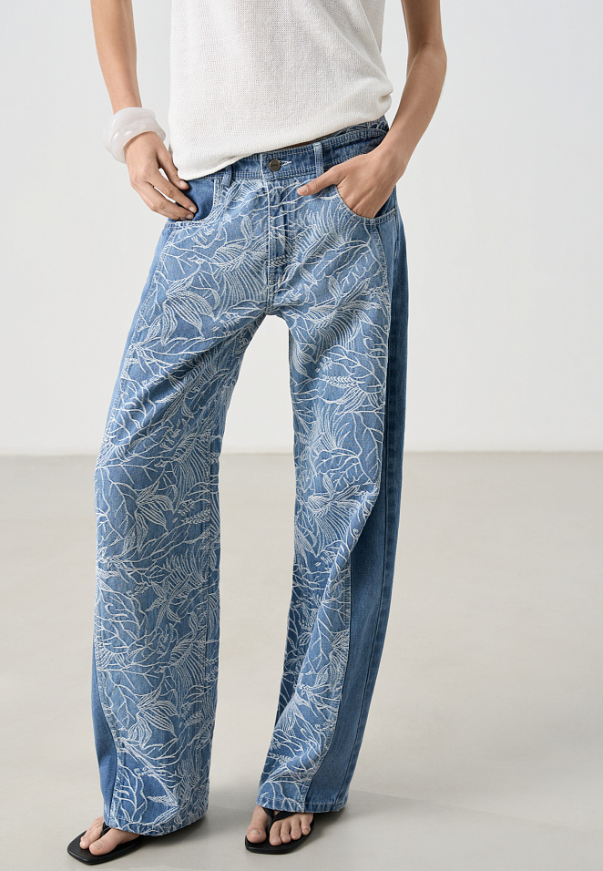 Джинсы с растительным орнаментом