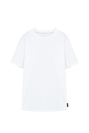 белый Футболка из 100% хлопка. Модель свободного силуэта, с круглым вырезом горловины и спущенной линией плеча.