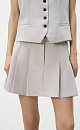 Юбка длины мини из поливискозы. Модель с крупными складками, боковыми карманами и шлевками на поясе для ремня. Застежка на молнию, крючок и внутреннюю пуговицу. 
