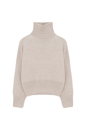 бежевый Трикотажный джемпер с шерстью альпака. Модель свободного силуэта с высоким воротником, спущенной линией плеча и длинными рукавами. Манжеты и низ изделия в рубчик.