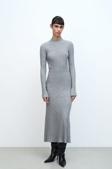 Трикотажное платье с открытой спиной