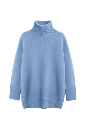 голубой Трикотажный джемпер из мягкой шерсти с добавлением кашемира. Высокий ворот, заниженная линия плеч, удлиненная спинка. Края изделия сделаны в широкий рубчик. Можно дополнить комплектными брюками.