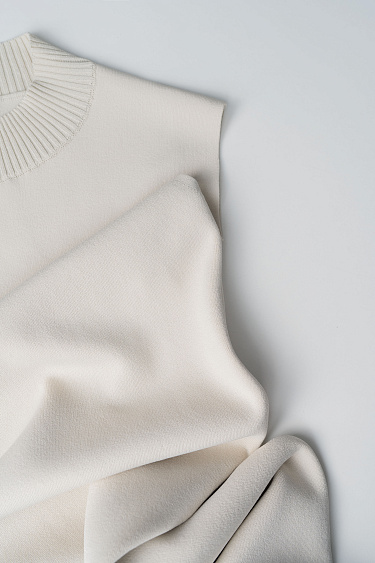 Трикотажное платье с воротником-стойкой