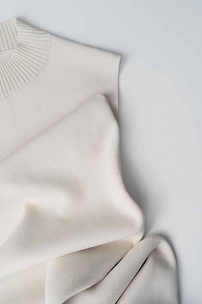 Трикотажное платье с воротником-стойкой