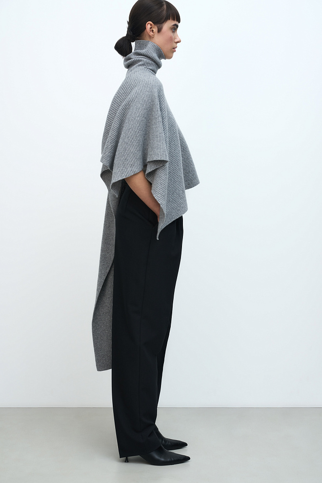 Брюки-бананы с защипами на талии