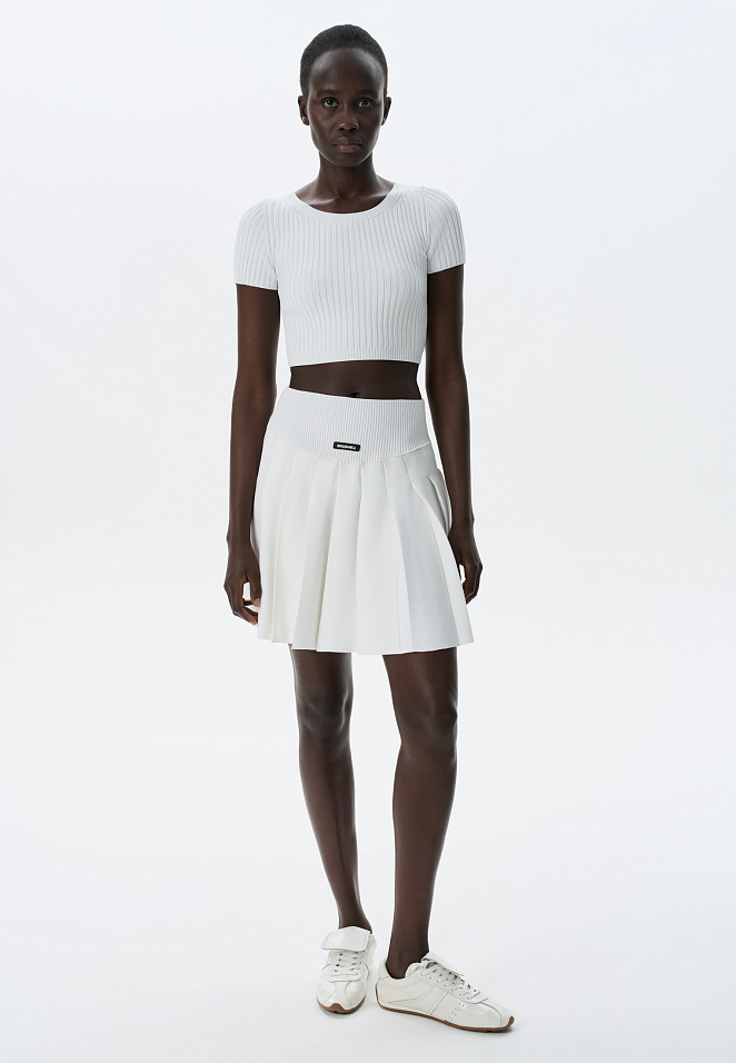 Короткий трикотажный топ в рубчик